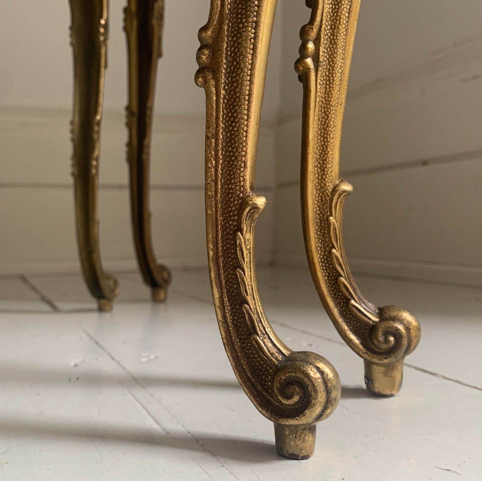 photo vinterior Vintage Hollywood Regency Pair Of Onyx & Brass Nesting Tables