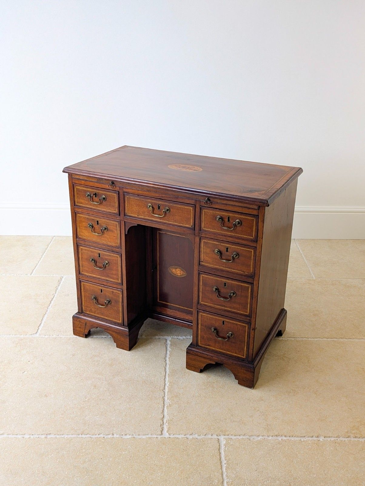 photo furniture Antique Georgian Sheraton Mahogany Kneehole Desk C.1790