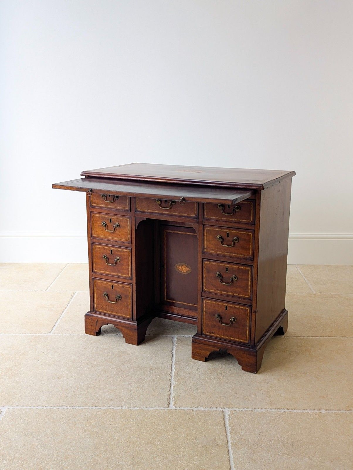 photo vinterior Antique Georgian Sheraton Mahogany Kneehole Desk C.1790