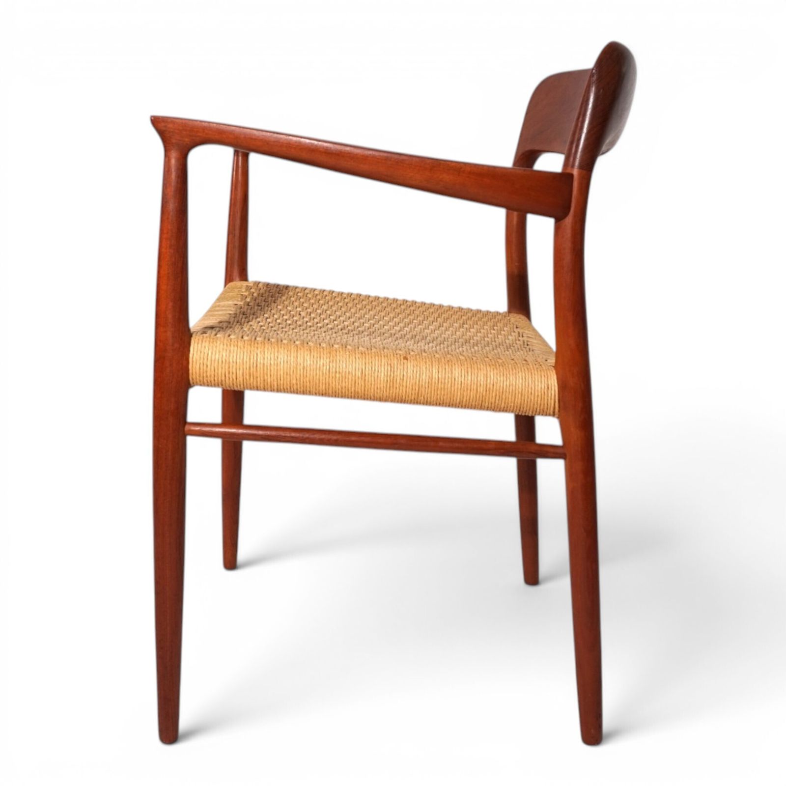 photo vinterior Møller Model 56 teakhouten stoel van Niels Otto Møller voor J.L. Møllers, 1956