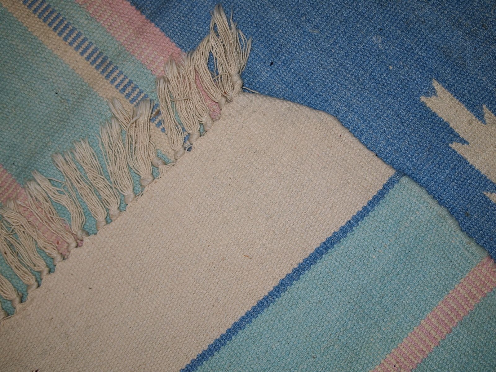 photo furniture Handgemaakte vintage Indiase dhurrie flatweave kilim — 4' × 6' — ca. jaren 1960