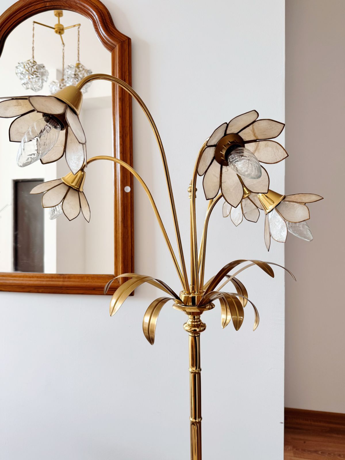 photo for sale Hollywood Regency stijl messing vloerlamp in bamboestijl met bloemvormige schelplampenkappen, jaren 1970
