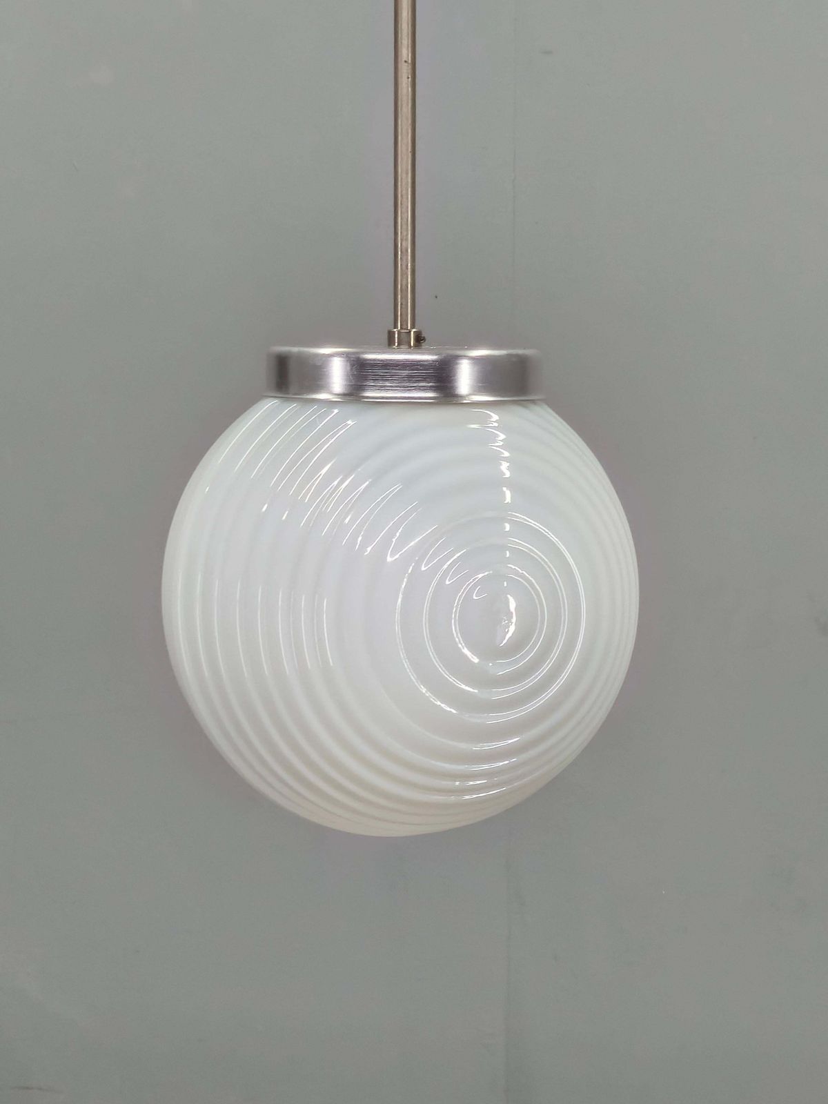 photo furniture Tsjechoslowaakse geribbelde opaline glazen hanglamp, jaren 1970