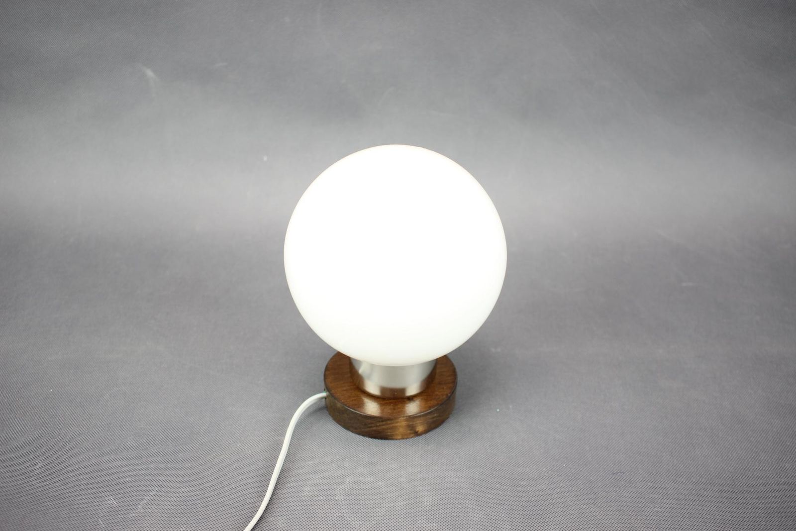 Lampe de table mid-century en verre opaline tchèque par Pokrok Žilina, années 1960 photo furniture