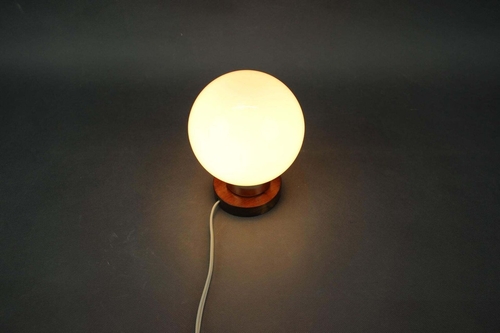 Lampe de table mid-century en verre opaline tchèque par Pokrok Žilina, années 1960 photo vintage