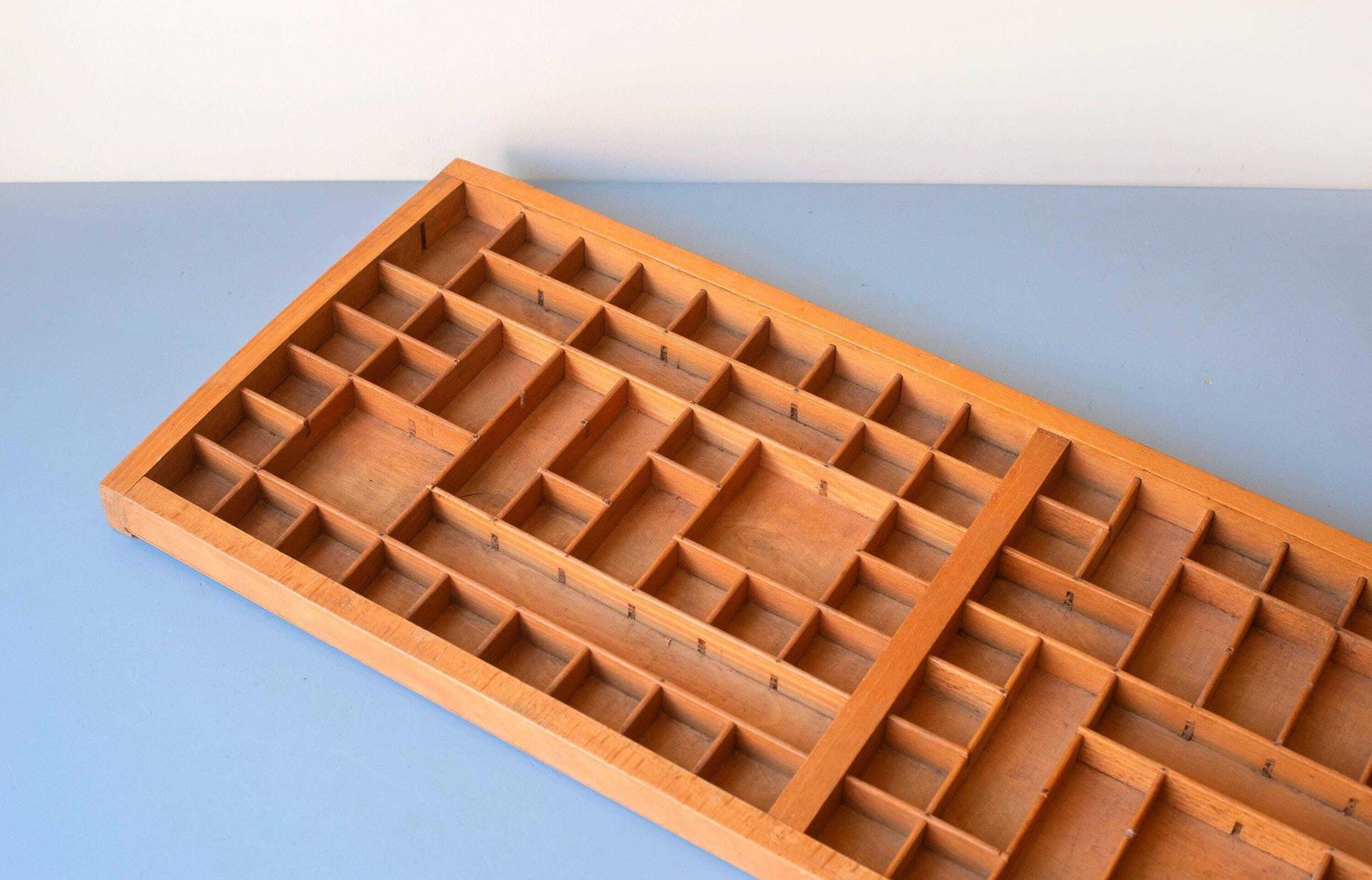 172.0 Vintage Houten Letterkastje | Zettersbak | Wanddisplay Voor Miniaturen photo