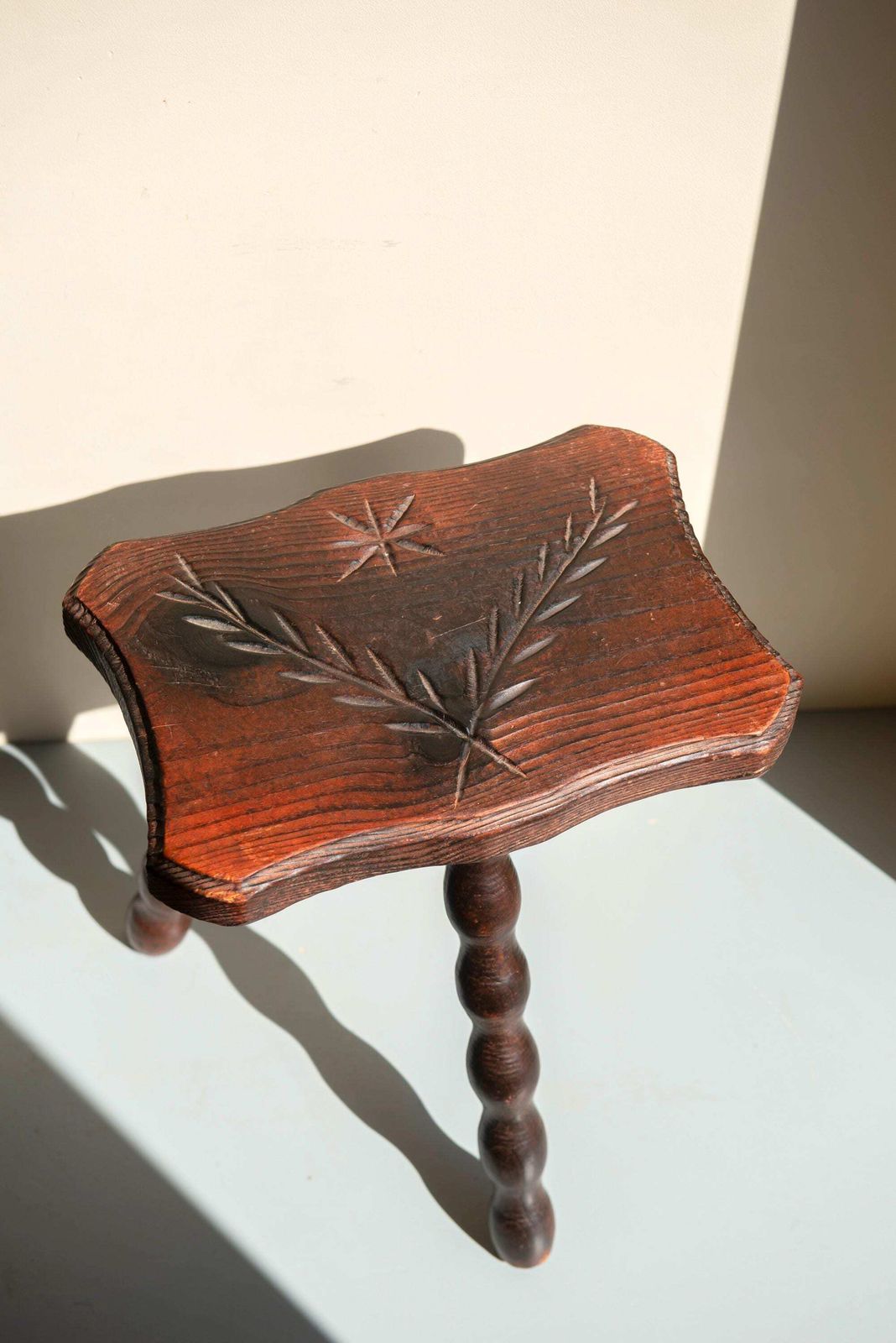 Tabouret à bobines rustique d'époque, support à plantes en bois sculpté à la main, tabouret repose-pieds de style campagnard photo buy
