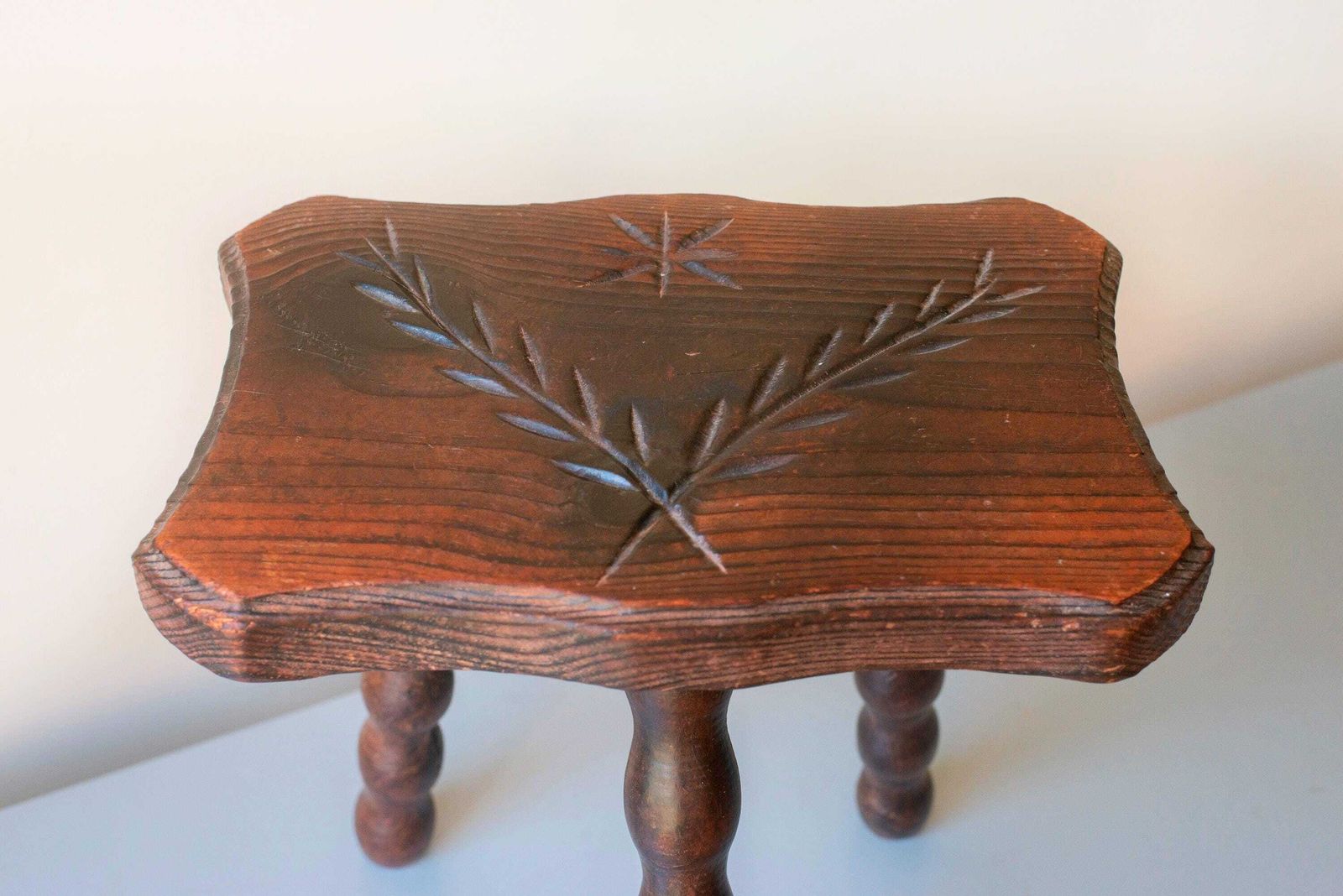 photo buy Antiek rustiek bobbin krukje | Handgesneden houten plantenstandaard | Primitief boerenlandse voetenbank