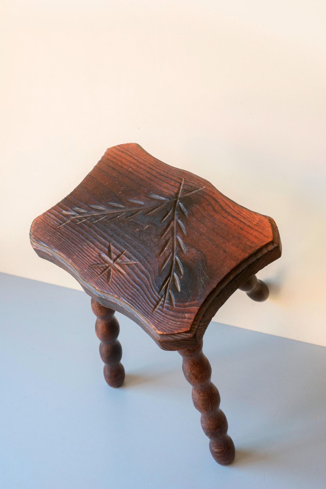 photo vintage Antiek rustiek bobbin krukje | Handgesneden houten plantenstandaard | Primitief boerenlandse voetenbank