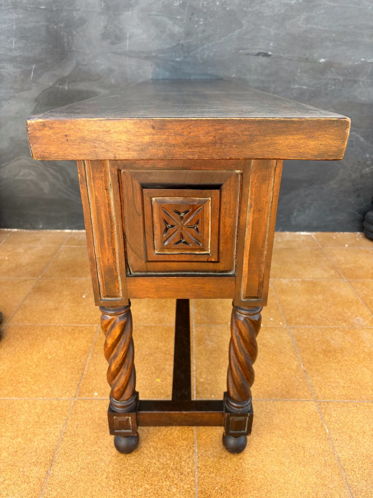 photo furniture Spaanse Renaissance-stijl consoletafel met spiraalvormig gedraaide poten, jaren 1920