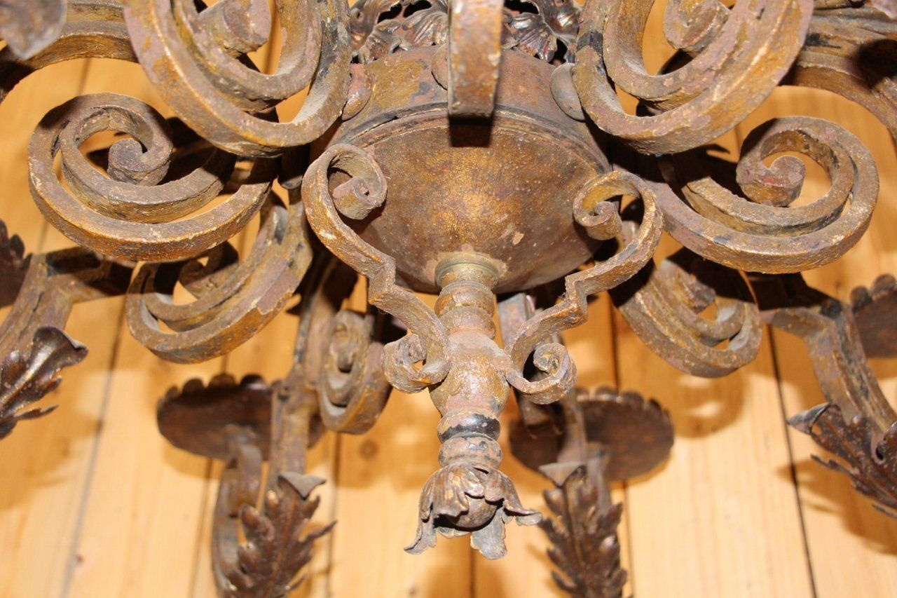 photo vinterior 19th Century Wrought Iron Chandelier With Coat Of Arms