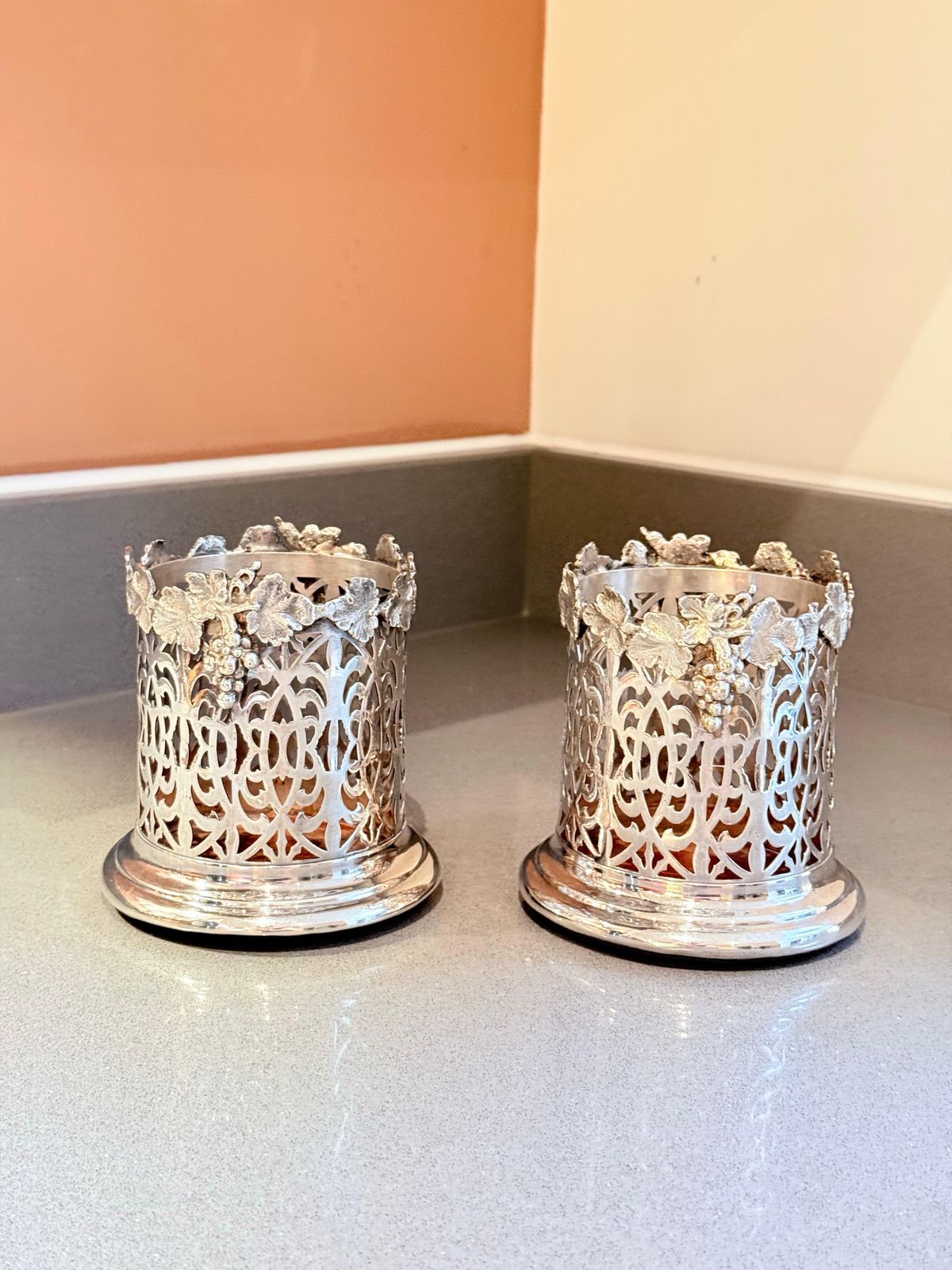 photo buy Paire de porte-bouteilles à vin en métal argenté avec décor de vigne et raisins, art de la table