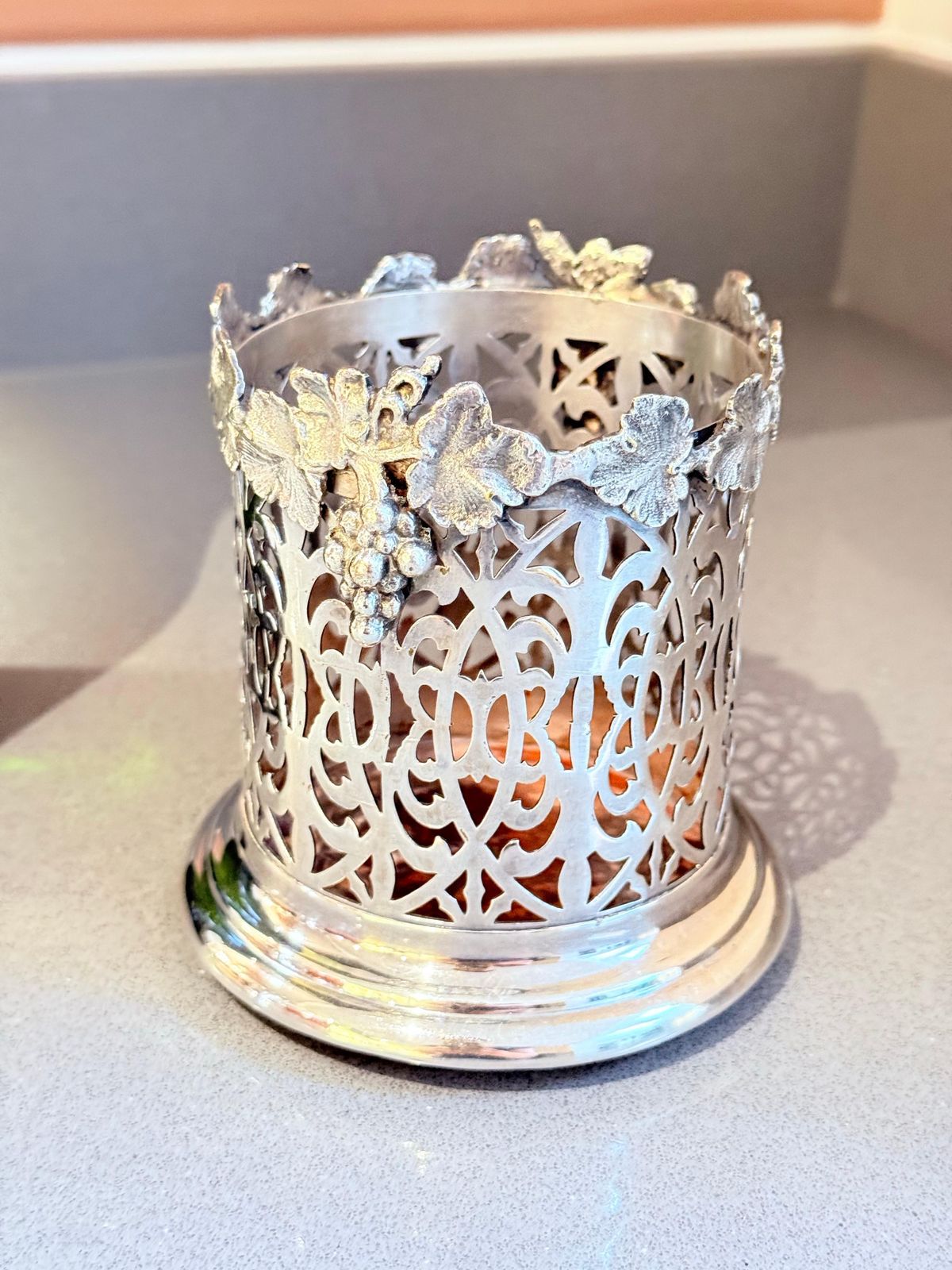 photo vintage Paar Verzilverde Wijnflesonderzetters Met Druivenranken Decoratie Tafelgerei