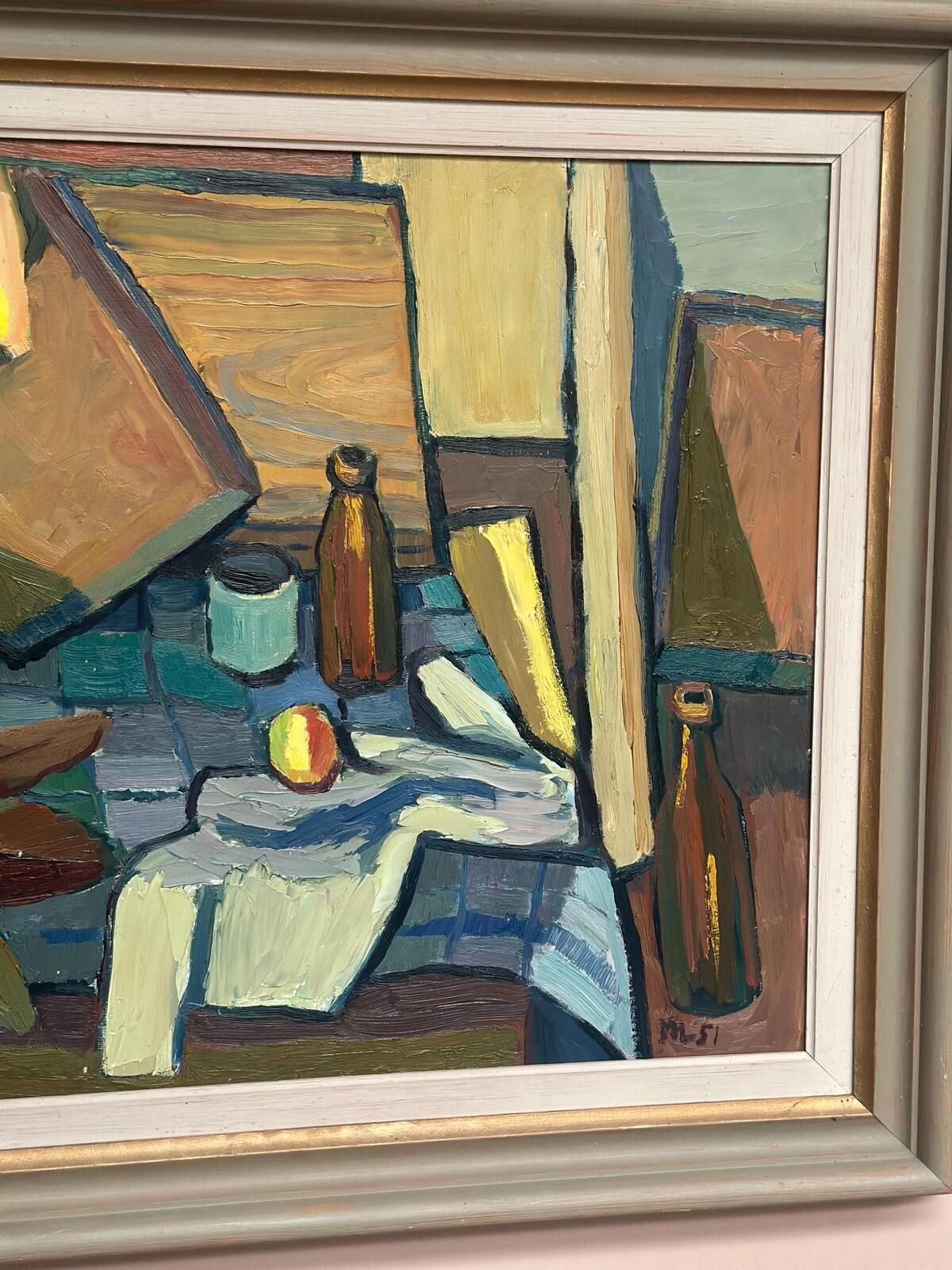 Original Swedish Oil On Panel – “Still Life With Jug And Bottles” By Martin Lindberg – 1951 – Vintage & Framed – 79 × 109 Cm (31.1" × 42.9") photo Art