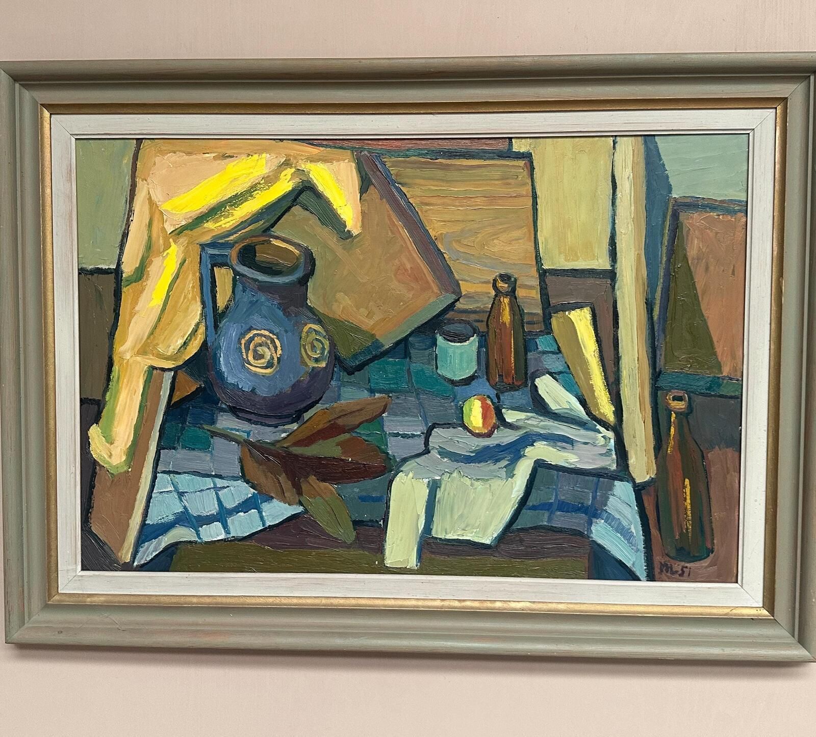 photo vinterior Original Swedish Oil On Panel – “Still Life With Jug And Bottles” By Martin Lindberg – 1951 – Vintage & Framed – 79 × 109 Cm (31.1" × 42.9")