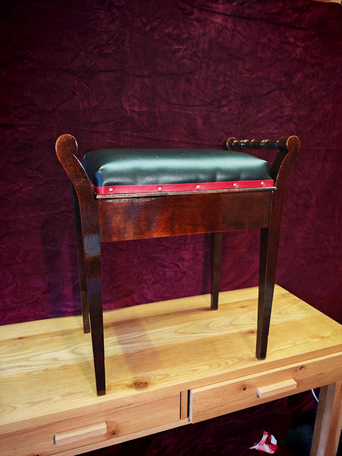 photo furniture Vintage Pianokruk voor Één Persoon - Nagezien en opgeknapt. Zacht bruine kunstleer bekleding met rode kunstleer bies en koperen sierspijkers. Zeer goede staat