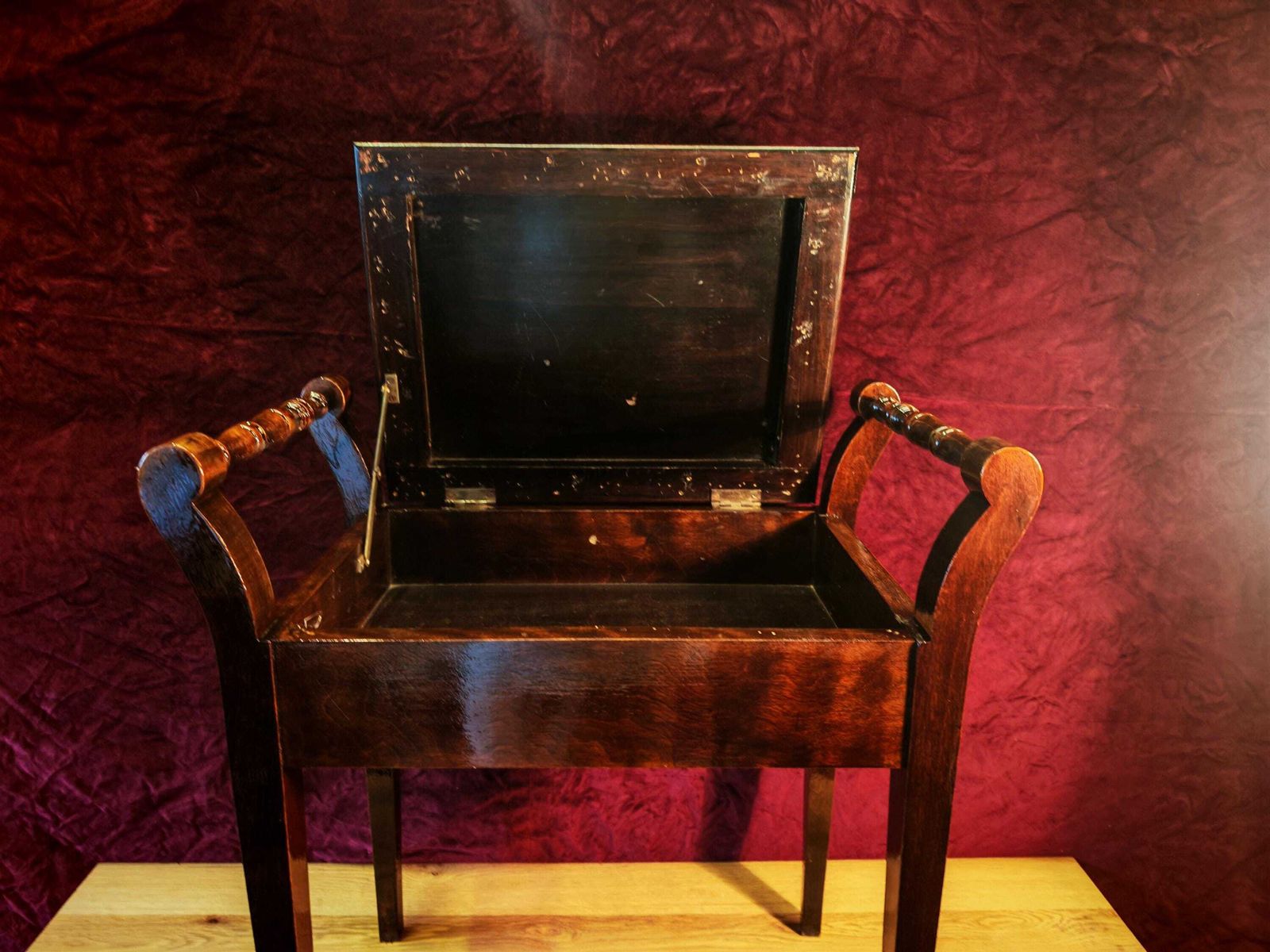 photo vinterior Vintage Single Seat Piano Stool   Refurbished. Soft Brown Leatherette With Red Leatherette Trim And Copper Pins. Very Good Condition