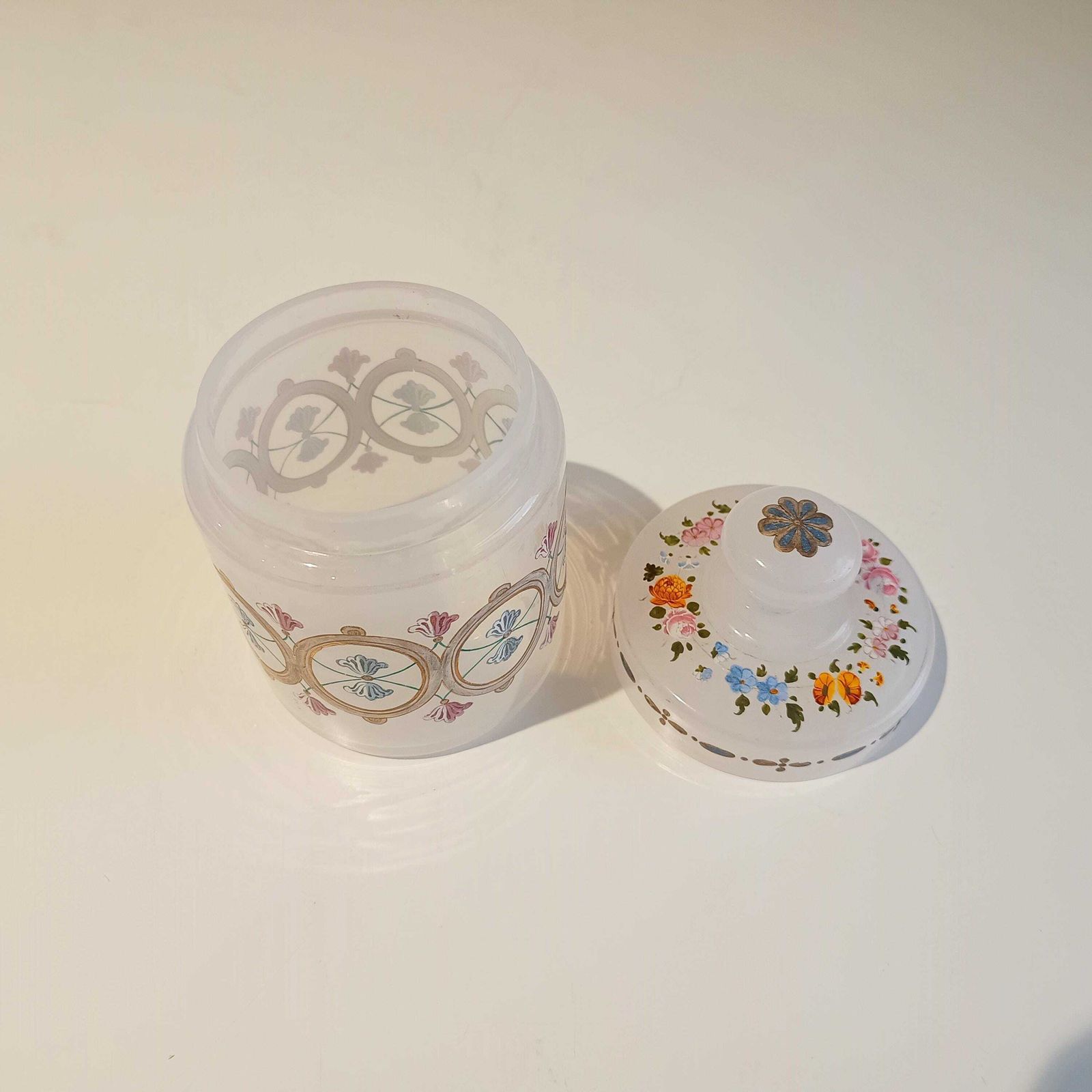 Antiek opalineglazen koekjespotje, handemaille, laat-Biedermeier, Romantic Revival, jaren 1860 photo buy