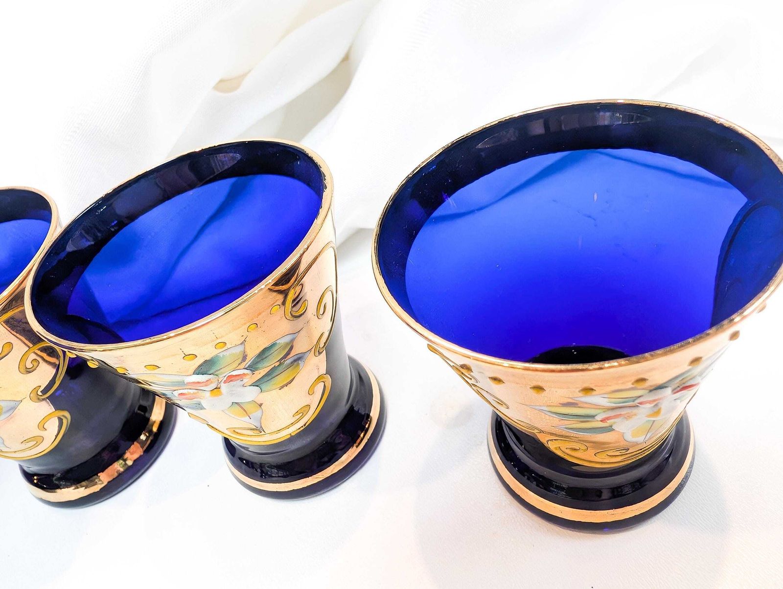 Murano Mid Century Cobalt Blue Glass Decanter And Six Liqueur/Shot Glasses. All Pieces Feature 24 Karat Gold Decoration And Hand Painted. photo vinterior