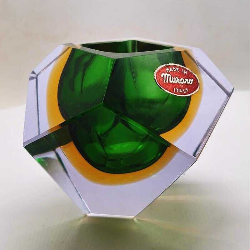 Cendrier / coupe asymétrique multifacettes en verre de Murano, années 1960. Fabriqué à Murano, Italie