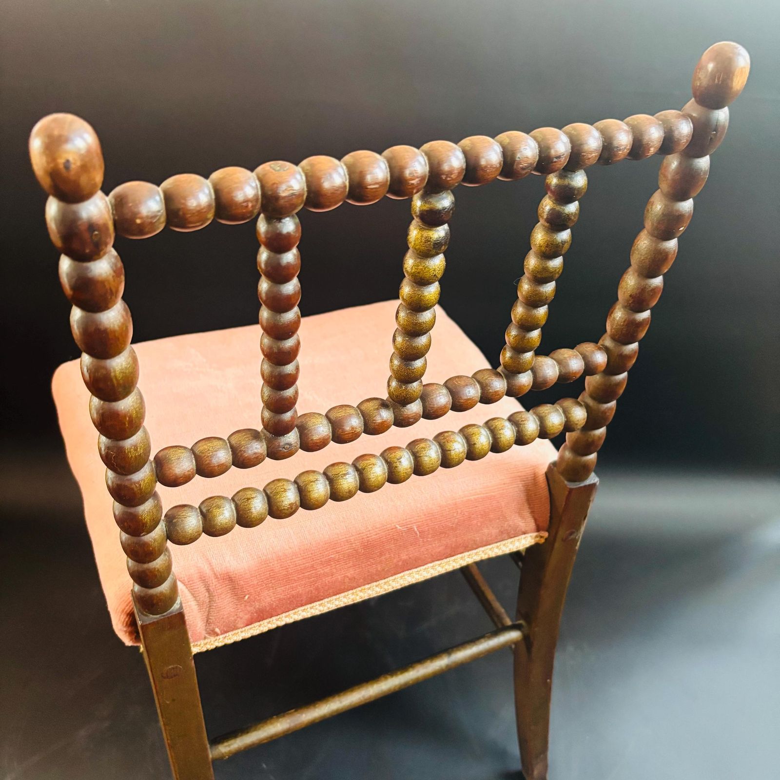 photo buy Antieke Victoriaanse kinderstoel met bobbinwerk | 19e eeuw, gedraaid hout | Reparatie aan poot