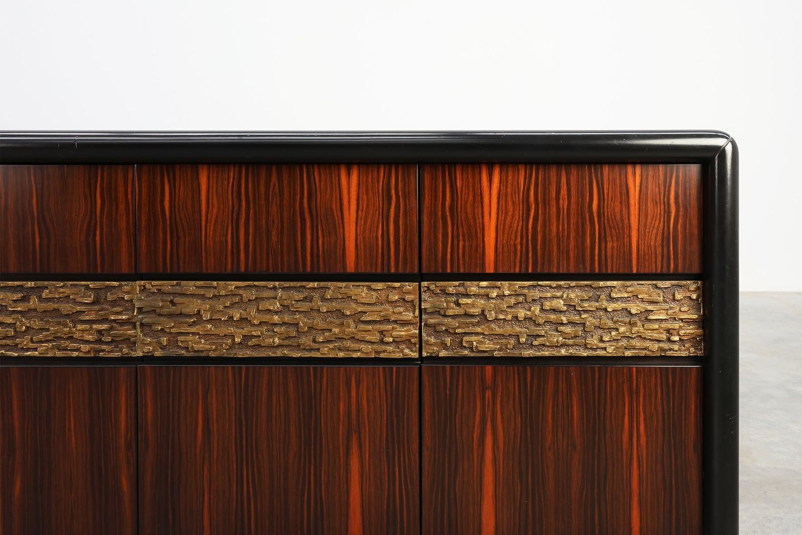 photo vinterior Brutalist Sculptural Wood And Brass Credenza, Italy, 1970s