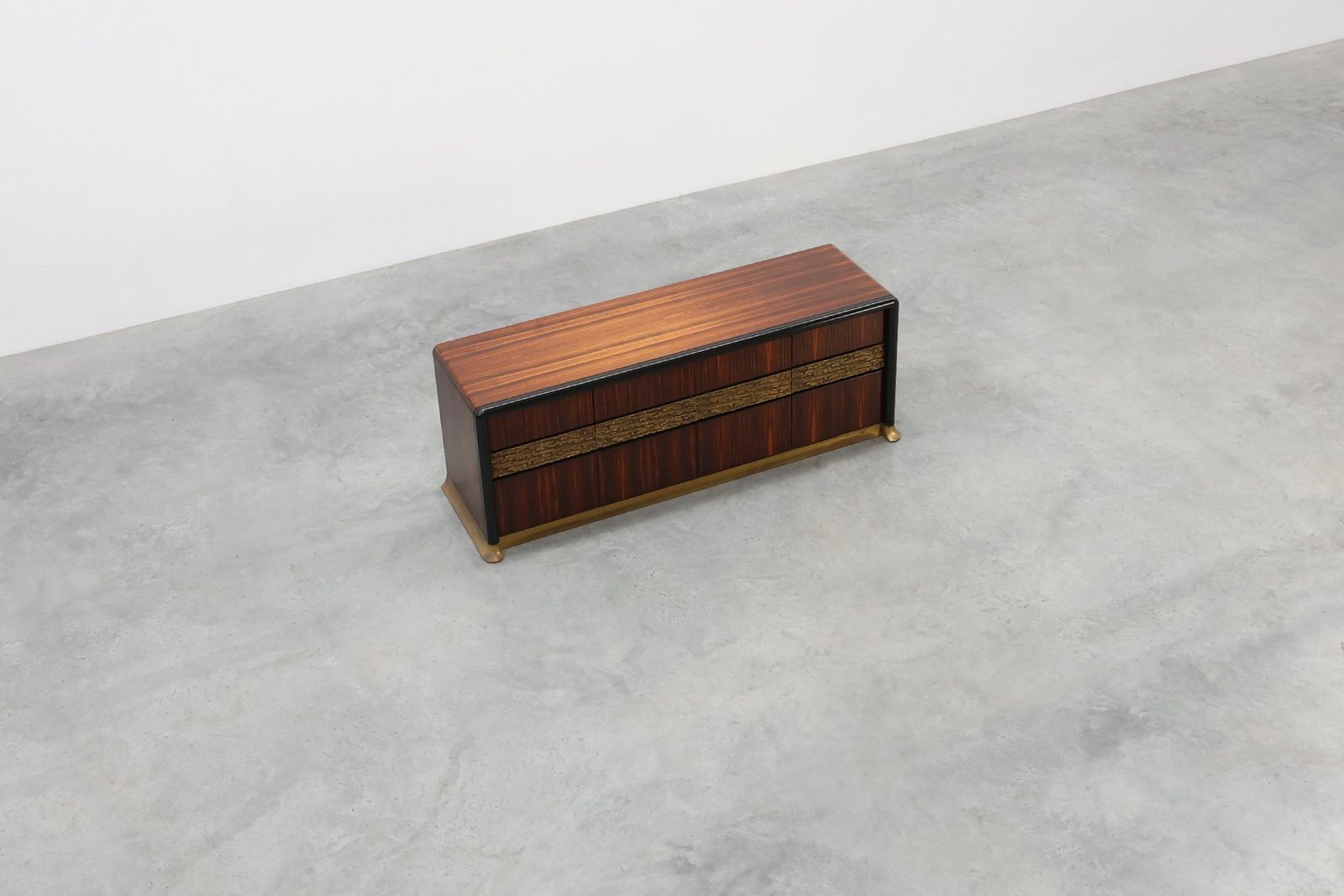 photo vintage Brutalist Sculptural Wood And Brass Credenza, Italy, 1970s