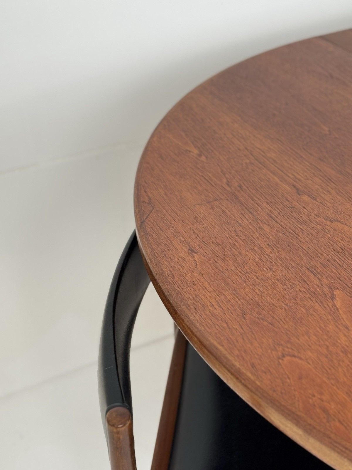 photo furniture McIntosh Mid Century Round Tuck Under Extending Teak Dining Table & 4 Chairs Mcm