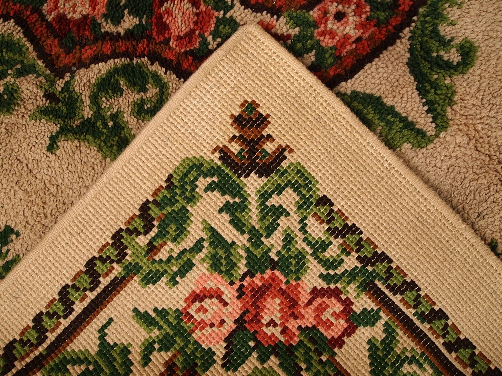 photo vintage Vintage Belgian Savonnerie Wool Rug With Floral Medallion — 6'5" × 9'8" — 1960s
