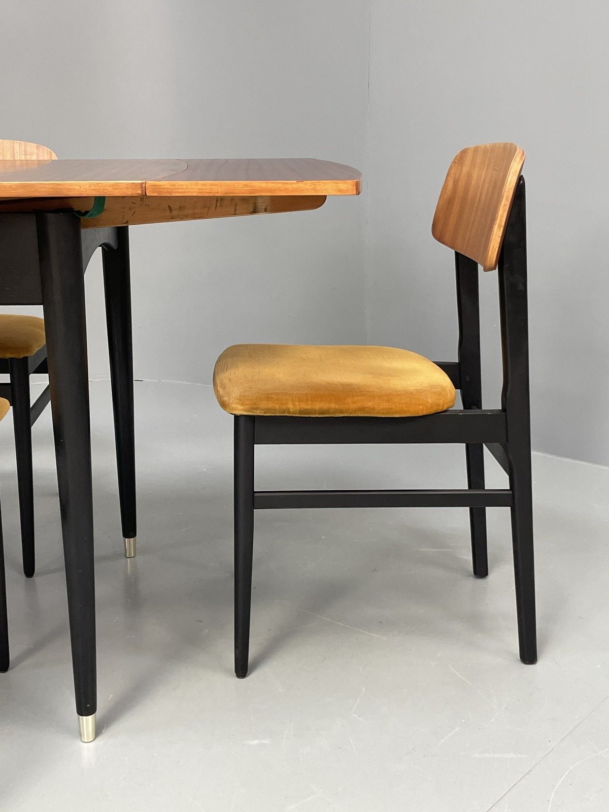photo vinterior Vintage 1960s Dining Table And 4 Chairs Teak Black Gold Velour Eb12085