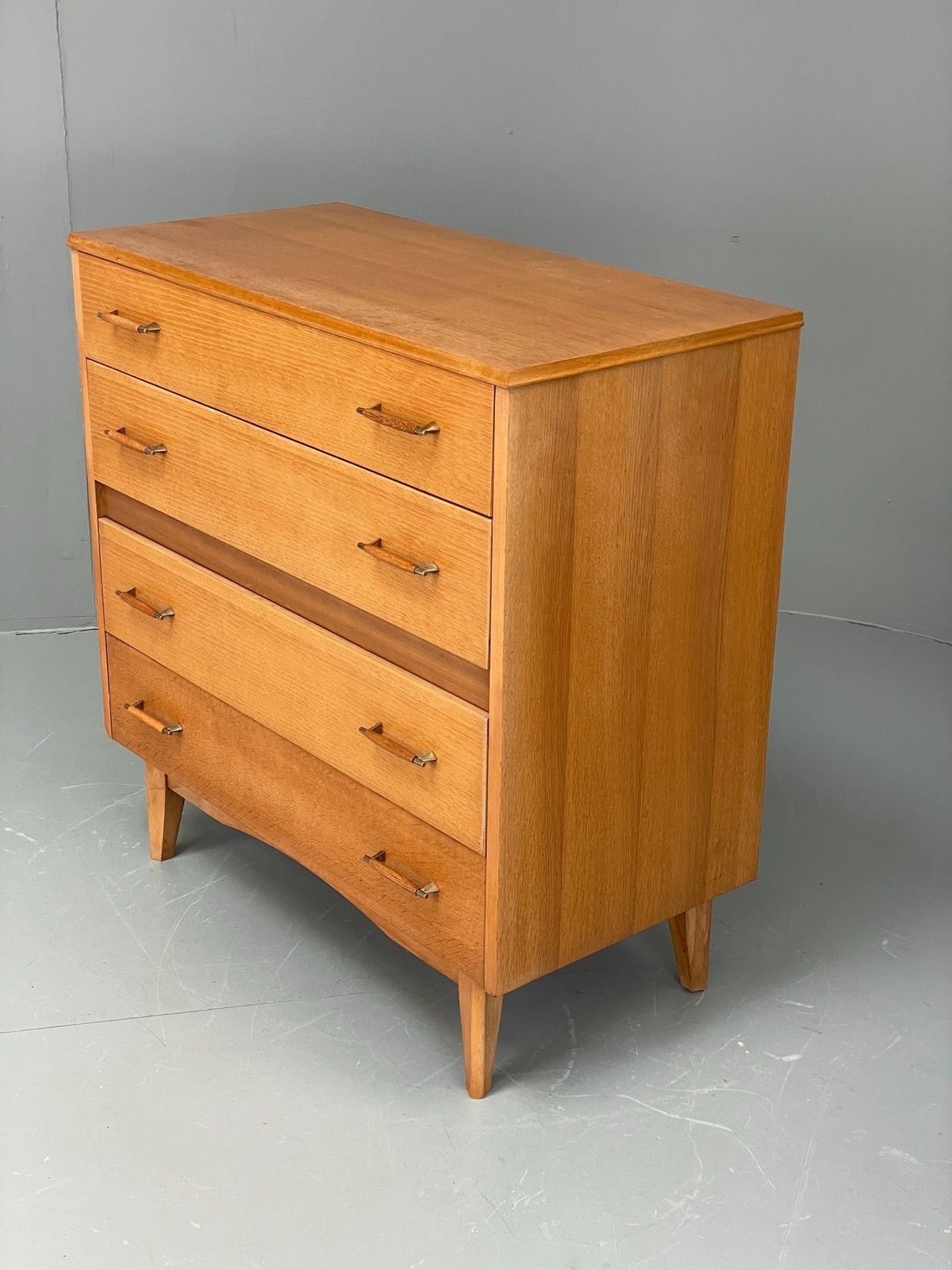 photo vintage Vintage Chest Of Drawers By Lebus 1960s Oak Veneer Retro Mid Century Eb12199