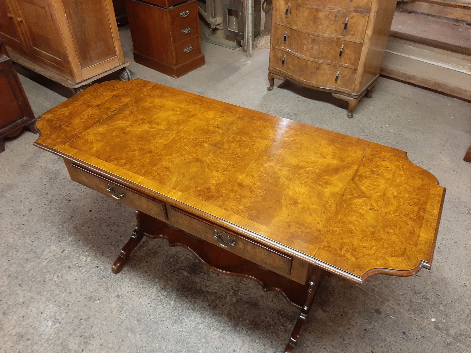 Lovely Art Deco Burr Walnut Desk In Very Good Condition photo vintage