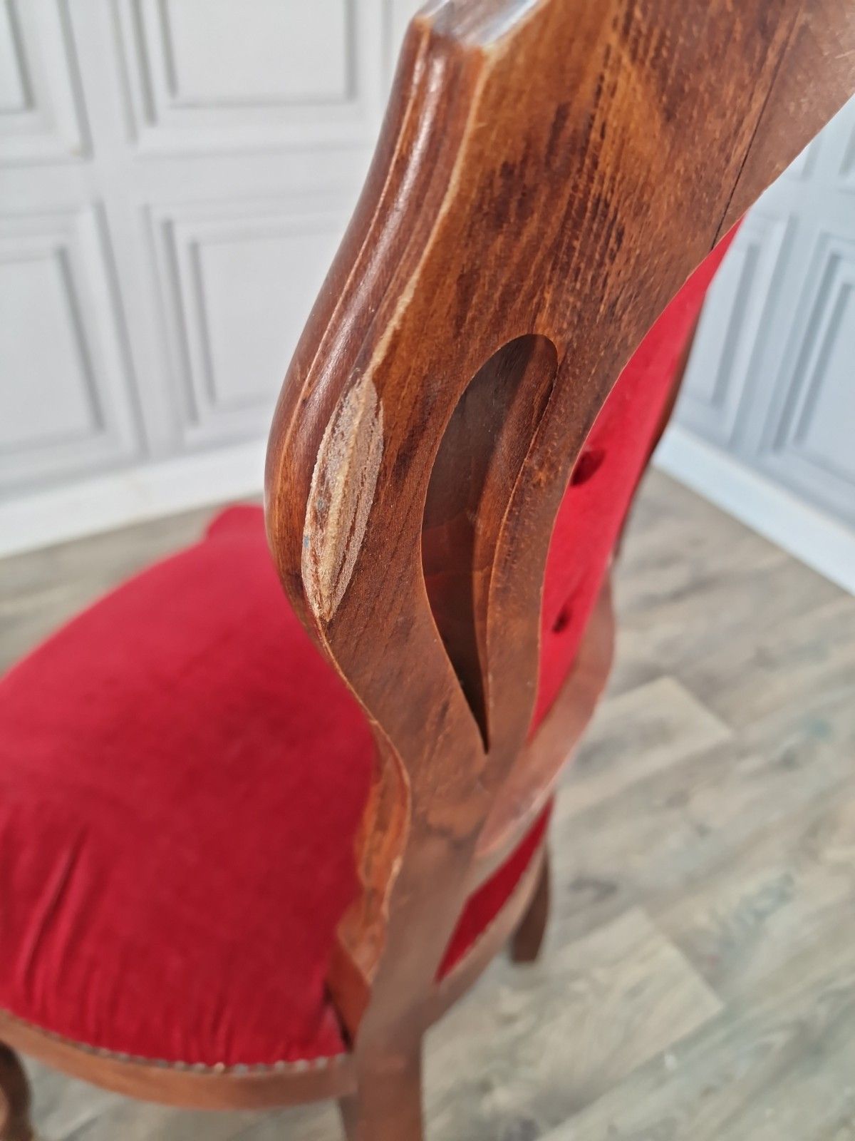 photo vintage Antique Victorian Style Chair Carved Walnut Red Upholstery Bedroom Seat Louis