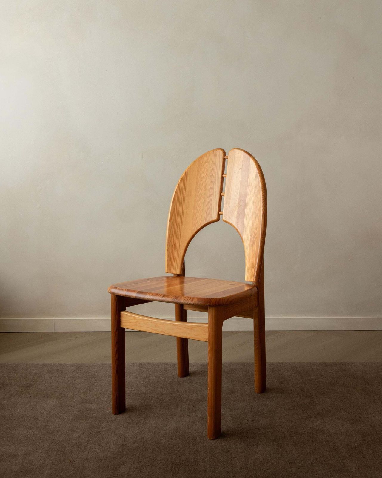 Scandinavian Brutalist Pine Dining Chairs With Sculptural Back, 1970s, Set Of 6 photo vinterior