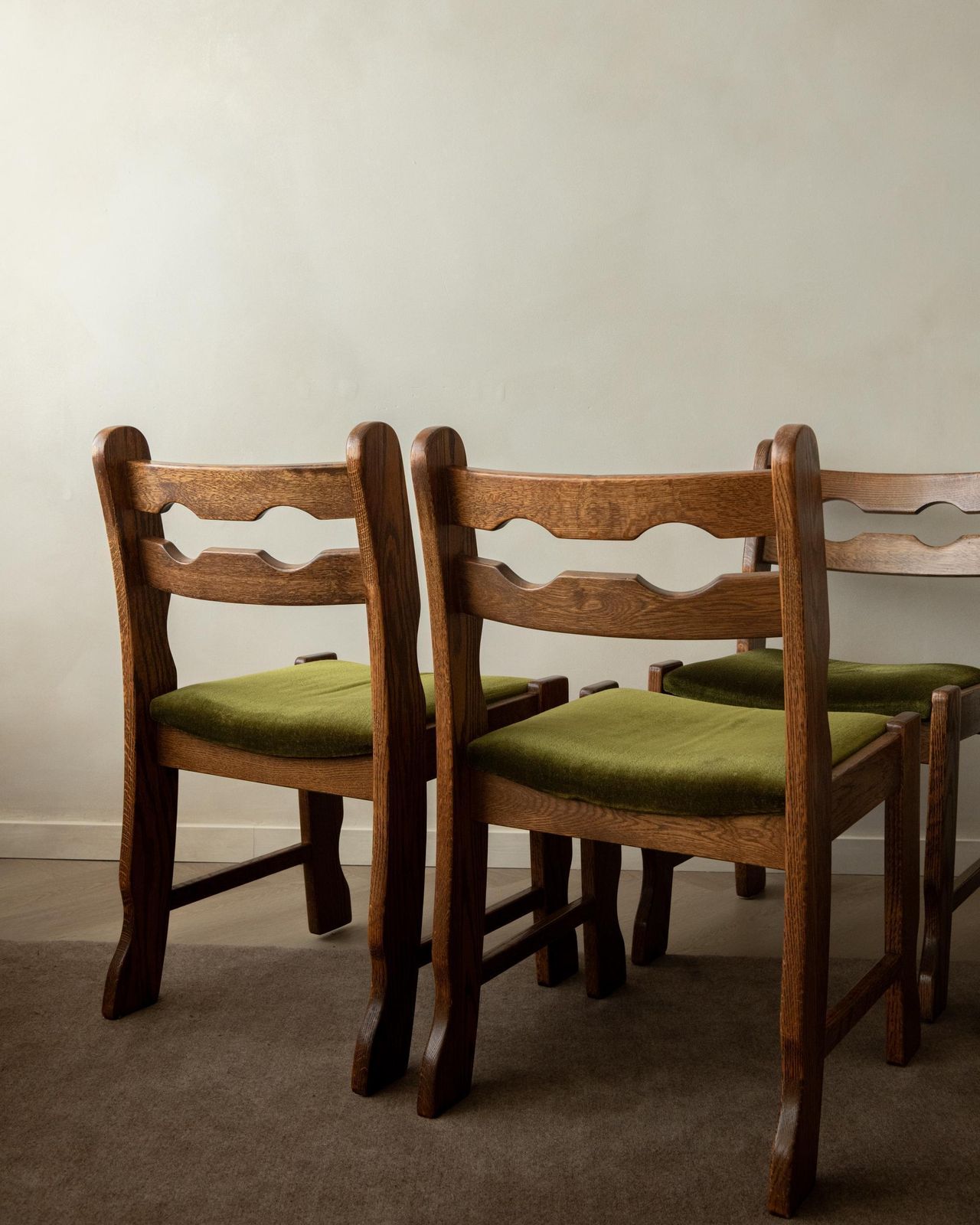 Brutalist Oak Razorback Dining Chairs With Green Velvet, 1970s, Set Of 4 photo vinterior