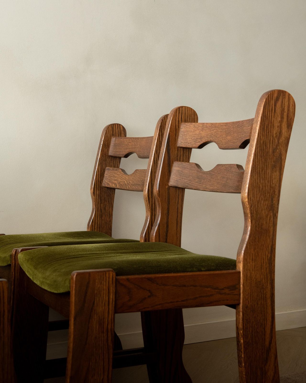photo vinterior Brutalist Oak Razorback Dining Chairs With Green Velvet, 1970s, Set Of 4