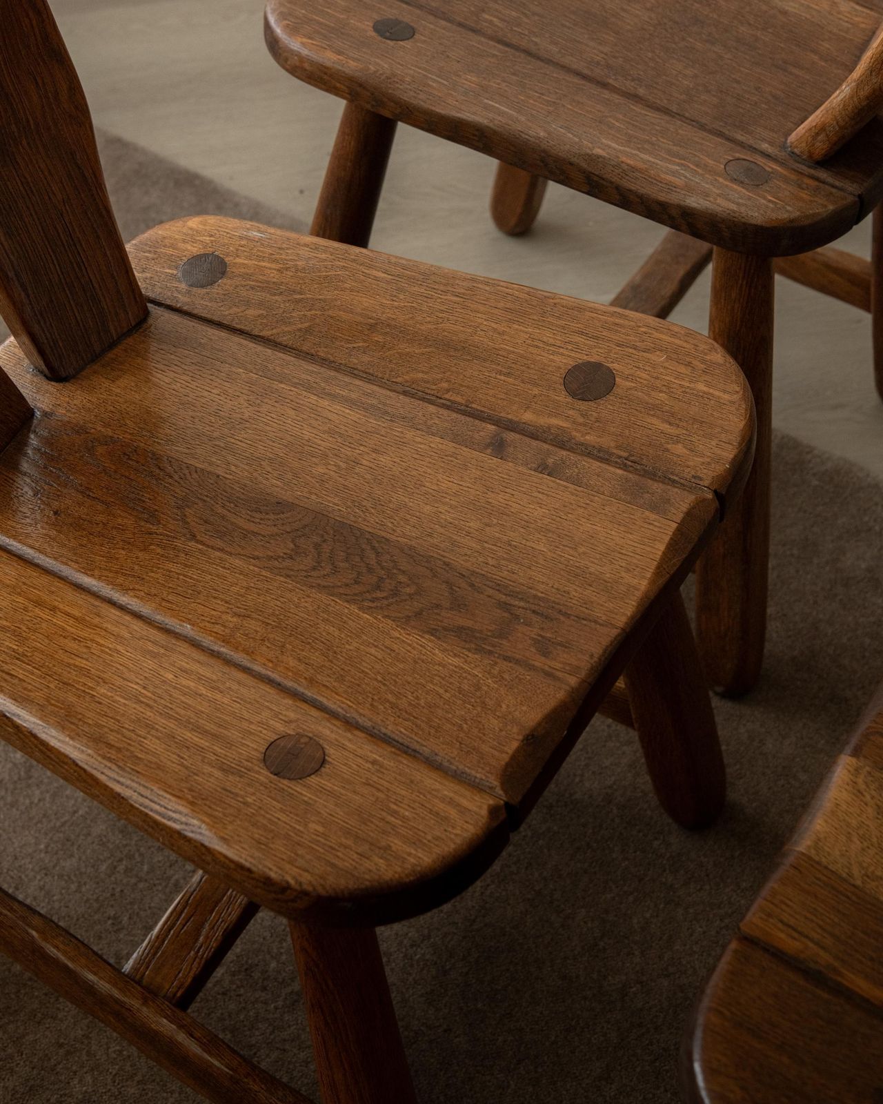 photo vinterior Brutalist Oak Dining Chairs With Sculptural High Backs De Puydt, 1960s, Set Of 6