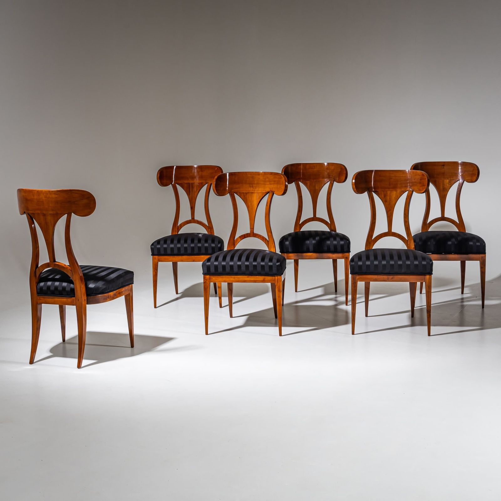 Set van zes Biedermeier-stoelen met schepvormige rugleuning, ca. 1820