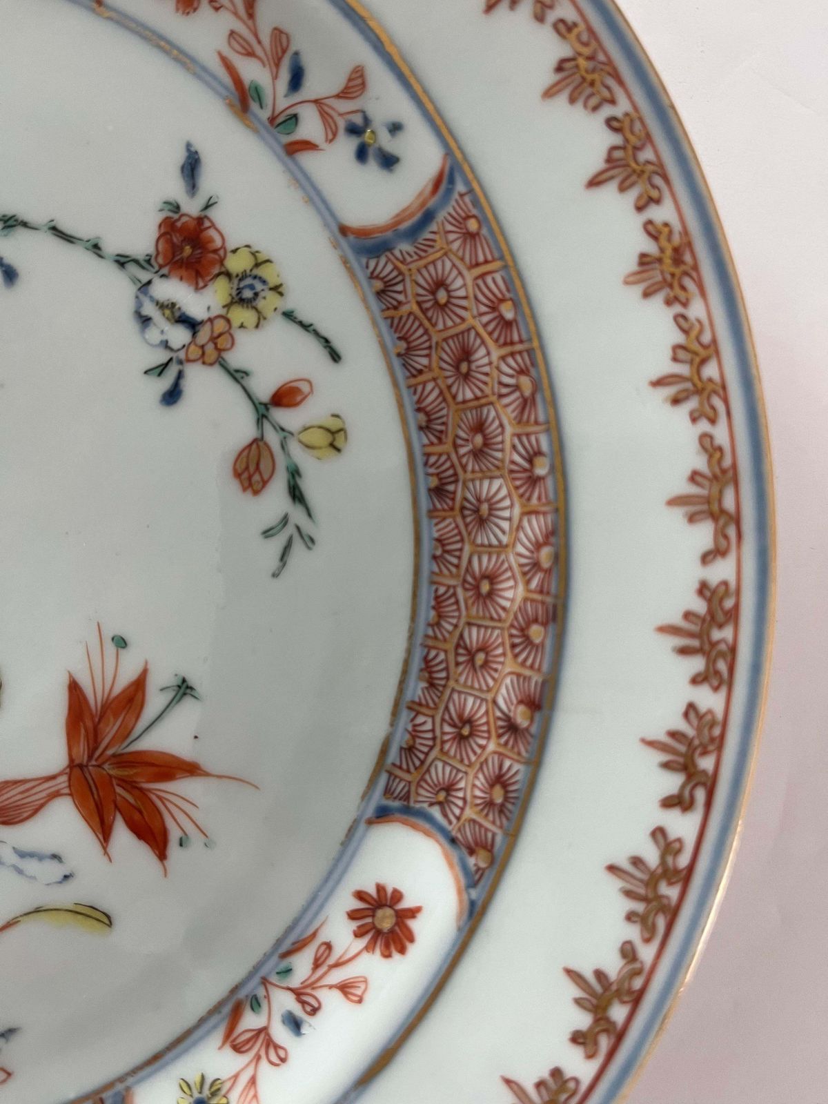 Chinees Kangxi-periode Famille Verte-bord met Kakiemon-pruimenbloesemdesign, ca. 1690 photo 730.0