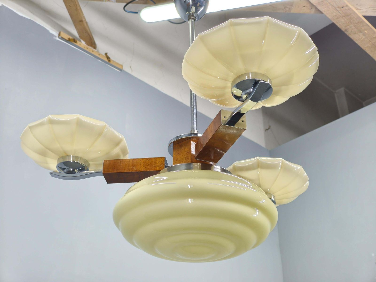 Art Deco Hanglamp uit de jaren 1940 – Tsjecho-Slowakije – Walnoot, Chroom en Glas photo vinterior