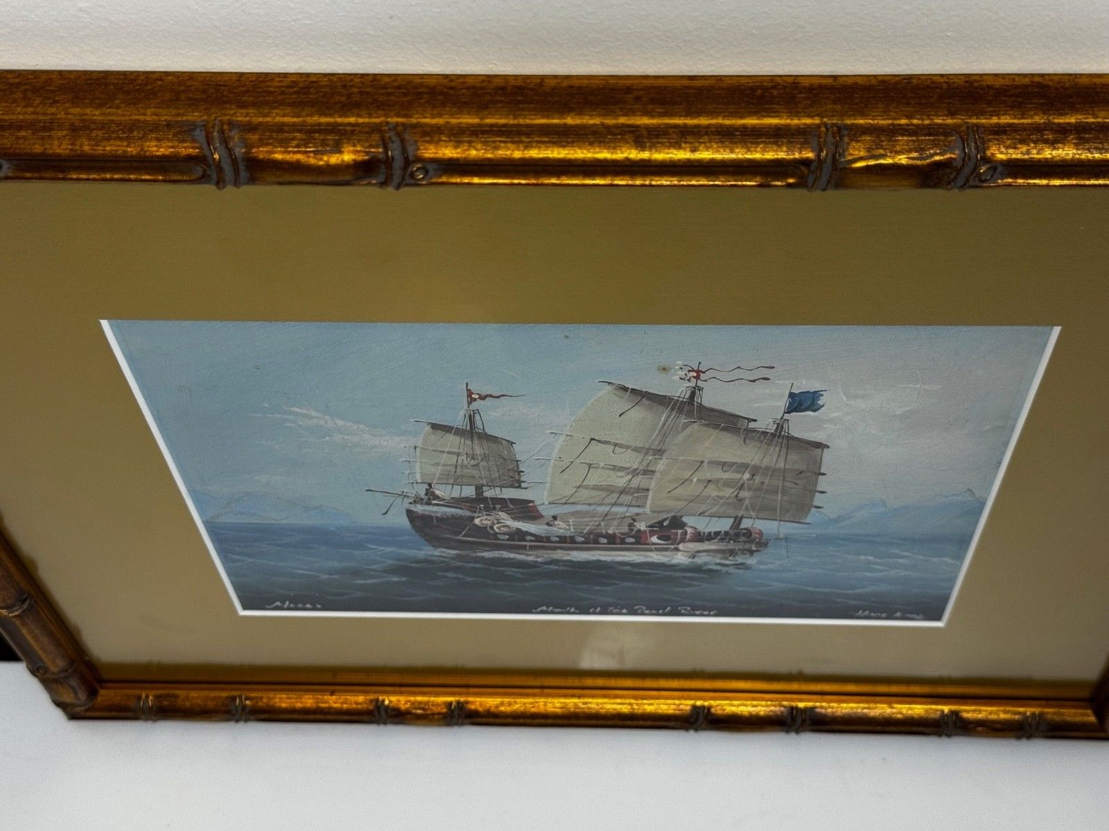 photo furniture Maritiem schilderij, binnenkomende jonk bij de monding van de Parelrivier, Hongkong, toegeschreven aan Ah Hee Studio, ca. 1914