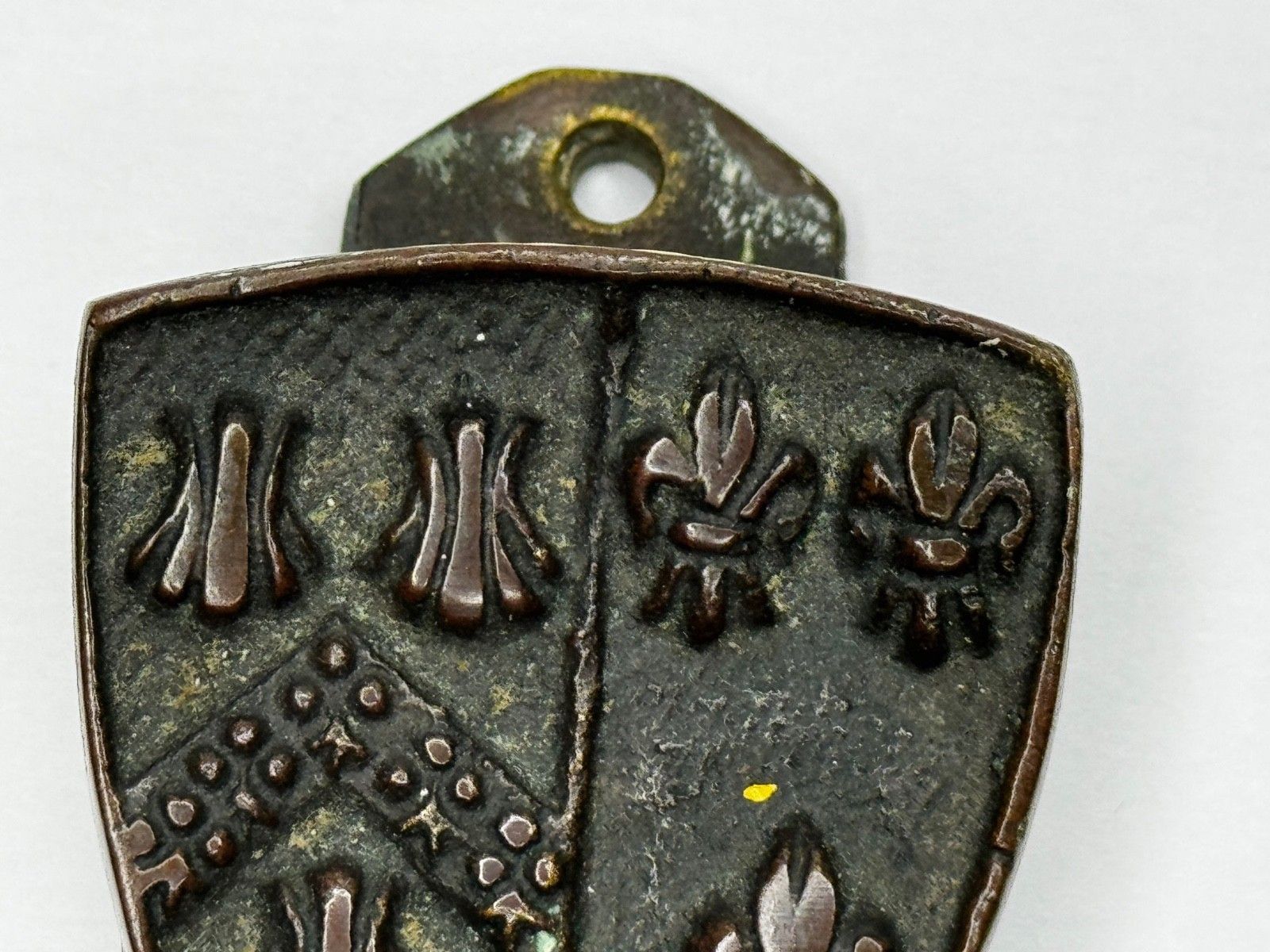 Begin 20e eeuw bronzen deurklopper uit Cheddar, heraldisch wapenschild met Fleur De Lys, ca. 1925 photo for sale