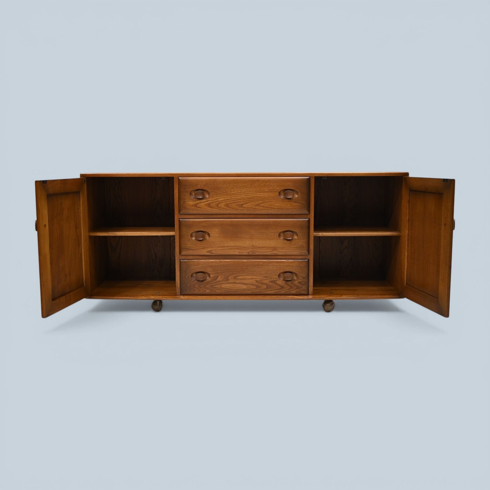 Meubels Ercol Windsor Sideboard Model Number 455 Golden Dawn Finish Free* Uk Delivery photo