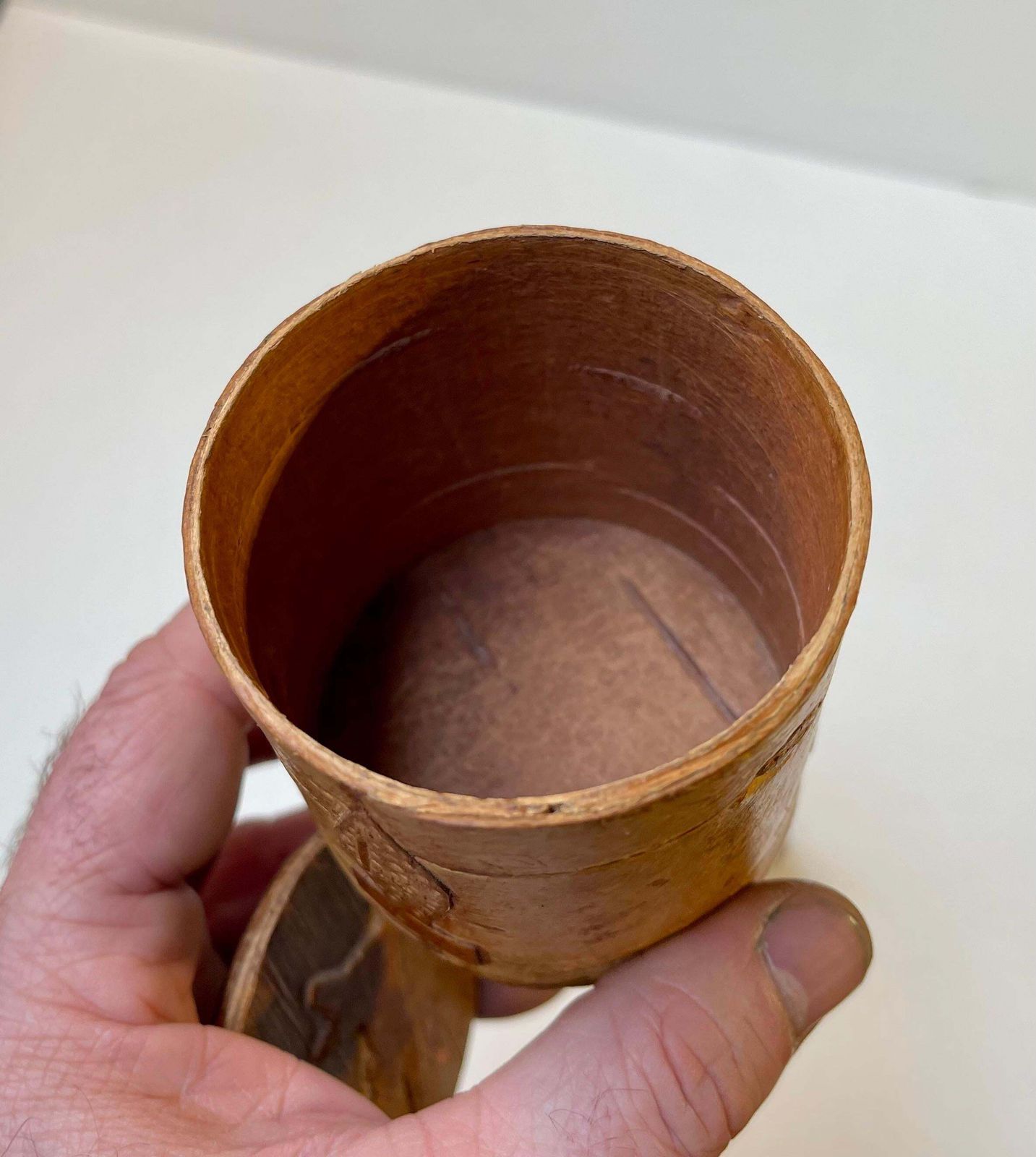 Oud Sámi volkskunst berkenbast bewaarbus & houten laars photo vinterior
