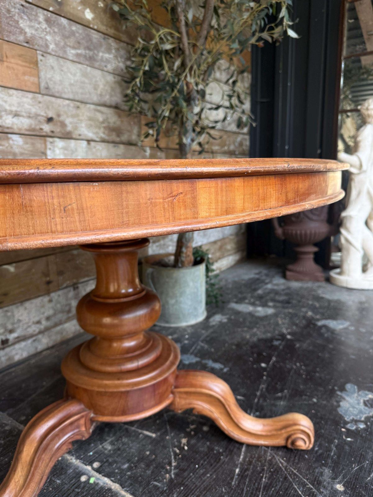 Oval Tilt Top Table, 1940s photo vinterior