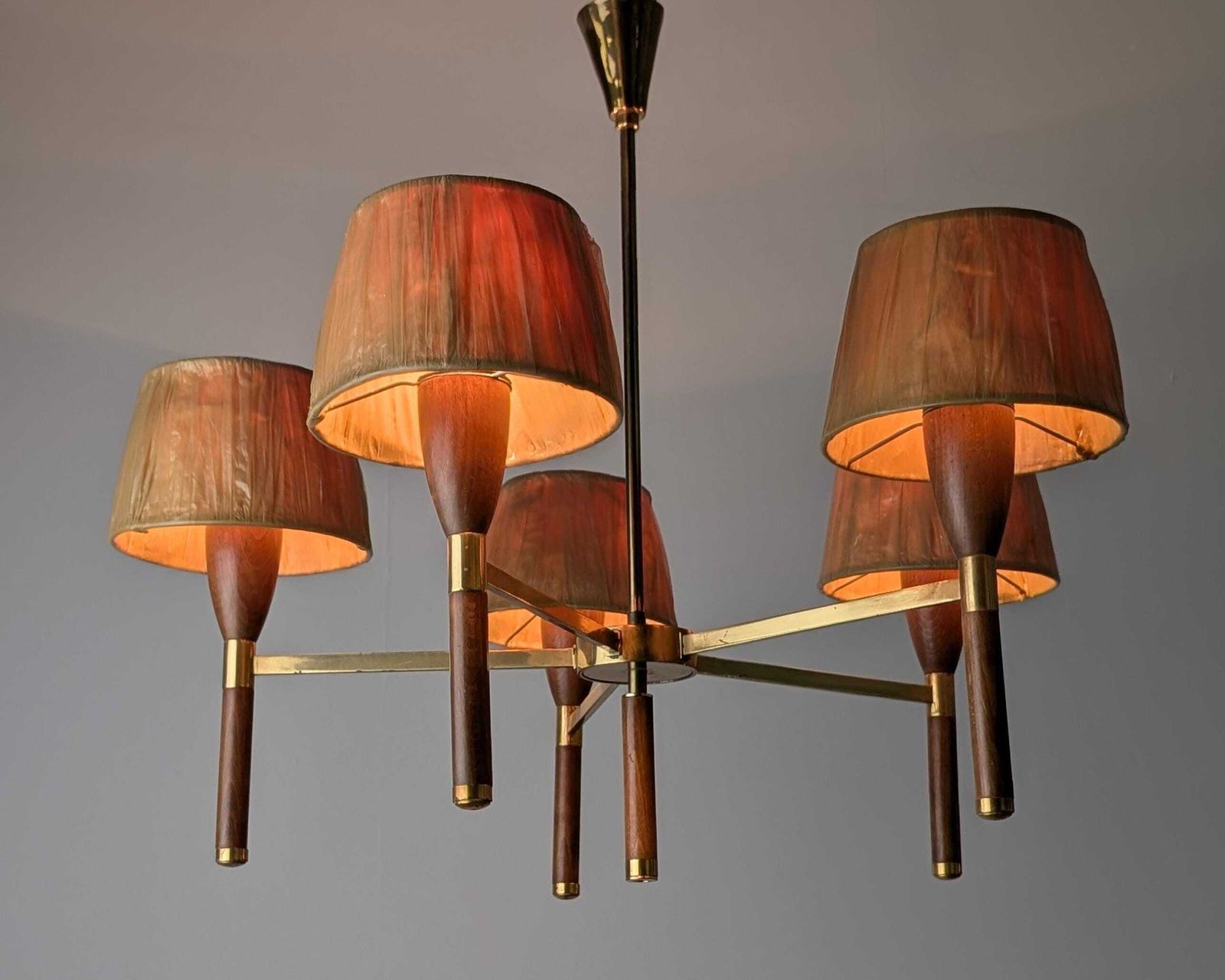 Lampe danoise à cinq bras en bois et laiton, années 1950