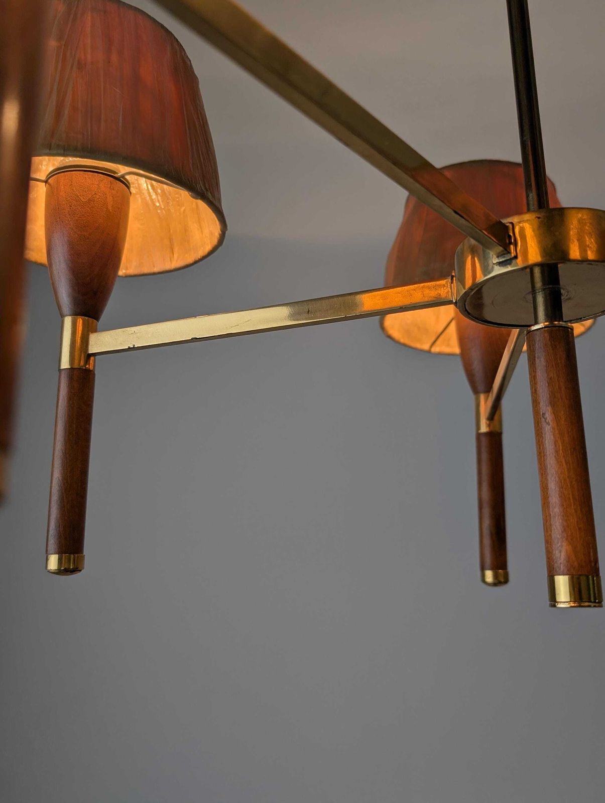 1085.0 Lampe danoise à cinq bras en bois et laiton, années 1950 photo