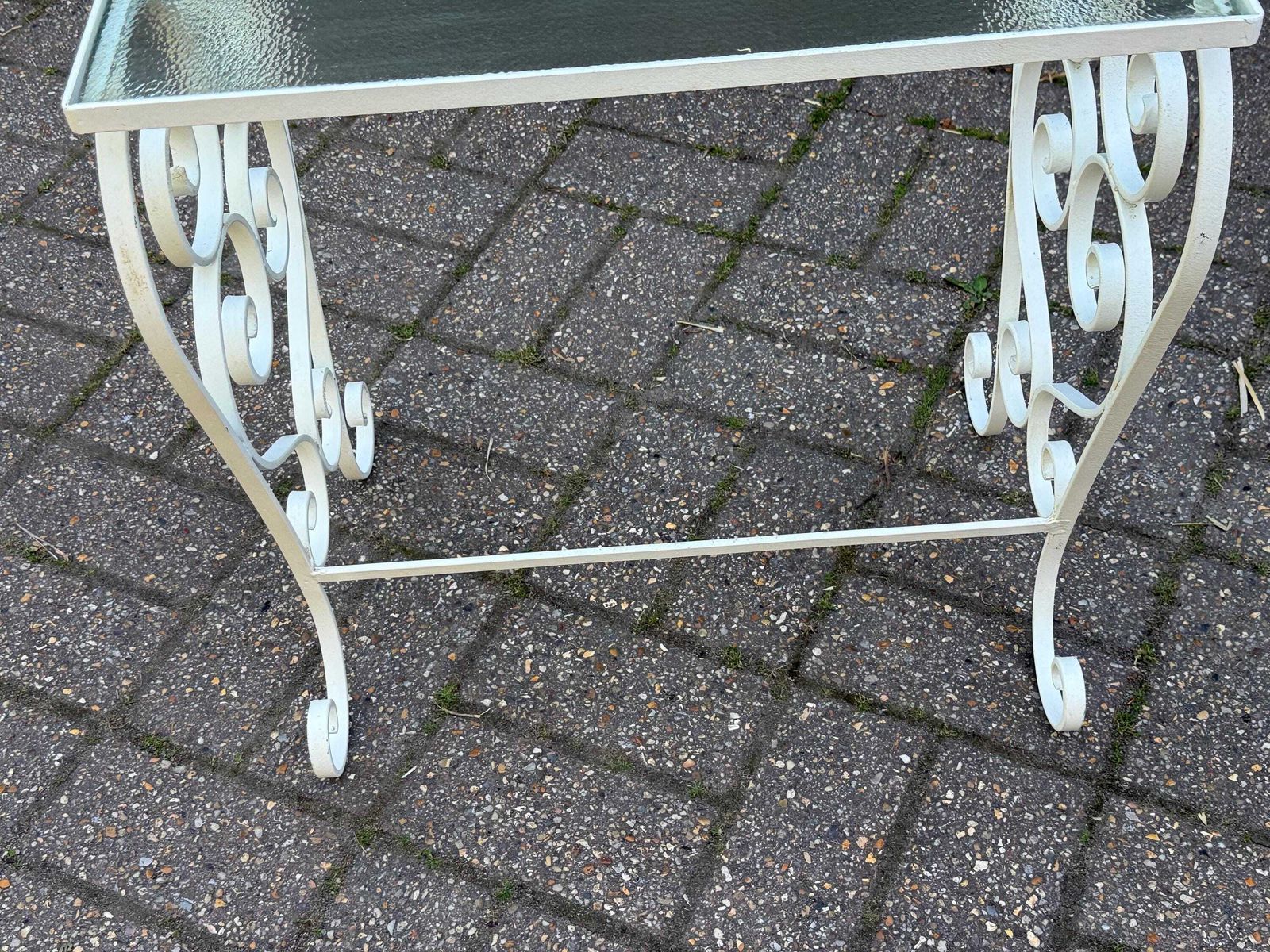 photo vintage Vintage 1970s Wrought Iron Side Table With Textured Glass Top L