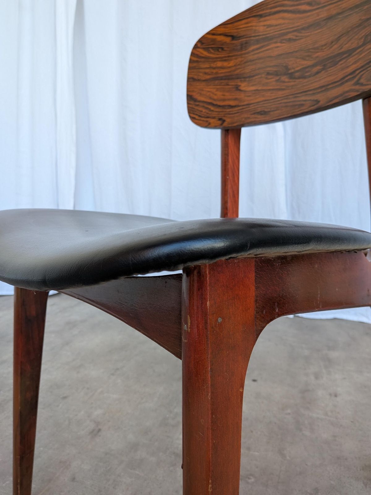 photo vinterior Vintage Mid Century Wooden Dining Chair With Black Leather Seat