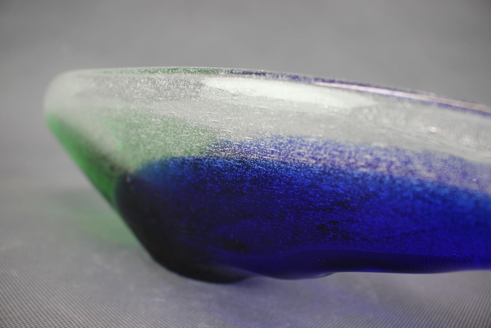 Mid-Century Tsjechoslowaaks Novy Bor blauw en groen kunstglas schaal, jaren 1960 photo 345.0